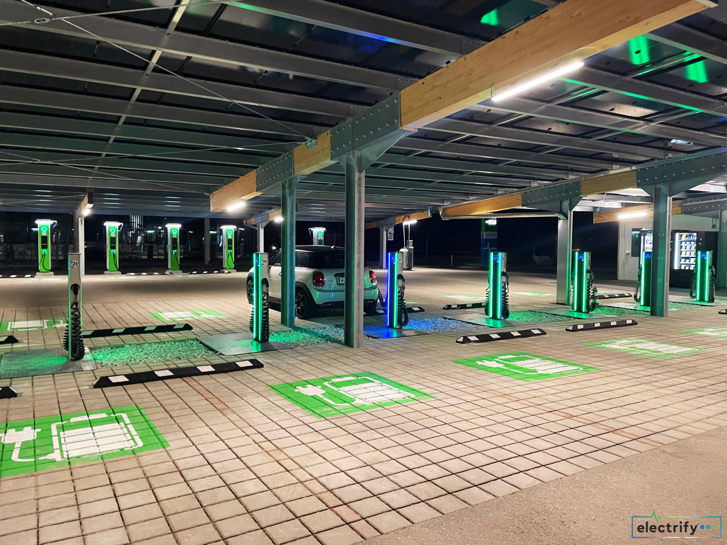 Ladepark in der Nacht